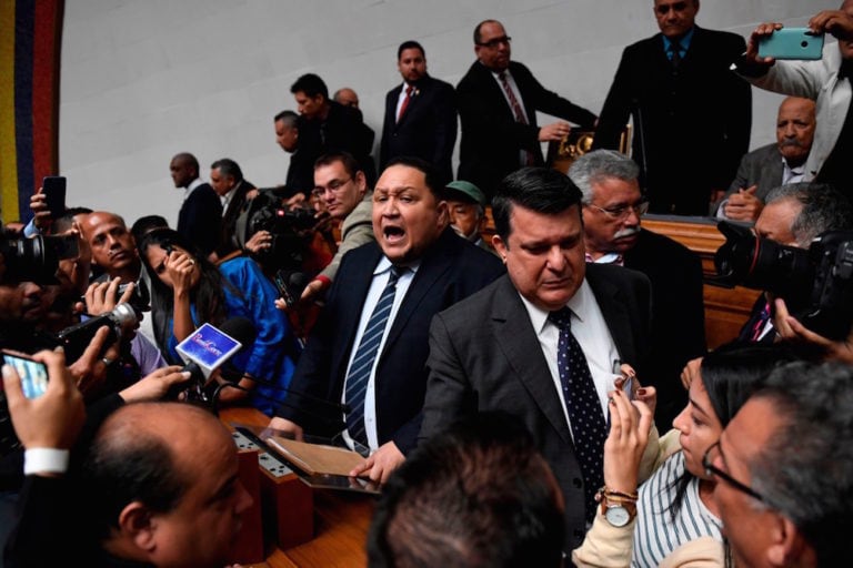 El diputado José Brito habla a la prensa durante una sesión de la Asamblea Nacional, en Caracas, Venezuela, el 5 de enero de 2020, FEDERICO PARRA/AFP via Getty Images