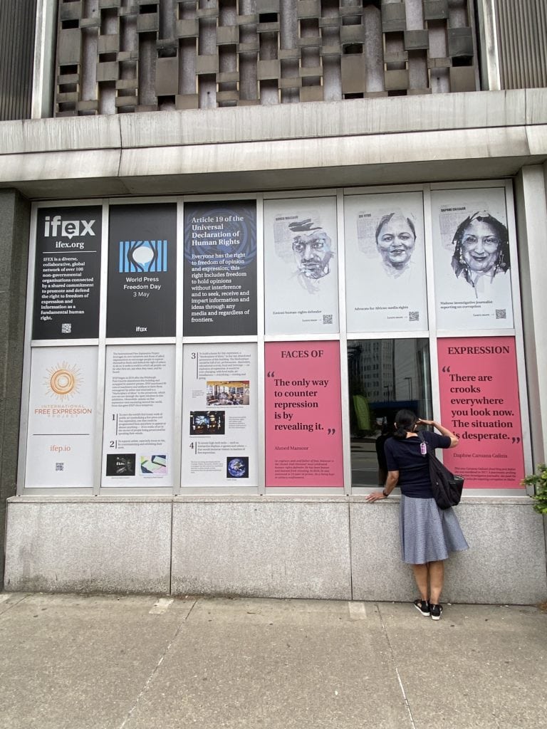 Vista de la calle de la exhibición. Foto de Daria Locher, Proyecto Internacional de la Libertad de Expresión