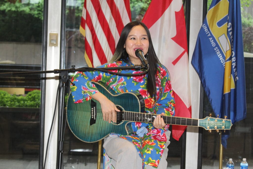 Mai Khoi interpretando sus canciones en la inauguración de la exhibición Caras de la libre expresión. Foto de Matt Petras
