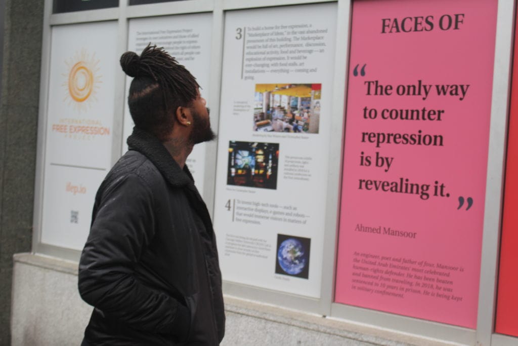 Dejouir Brown inspecte l'exposition. Photo par Matt Petras