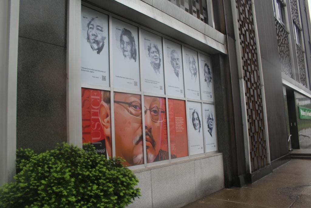 Exterior de la exhibición que muestra a Jamal Khashoggi. Foto de Matt Petras