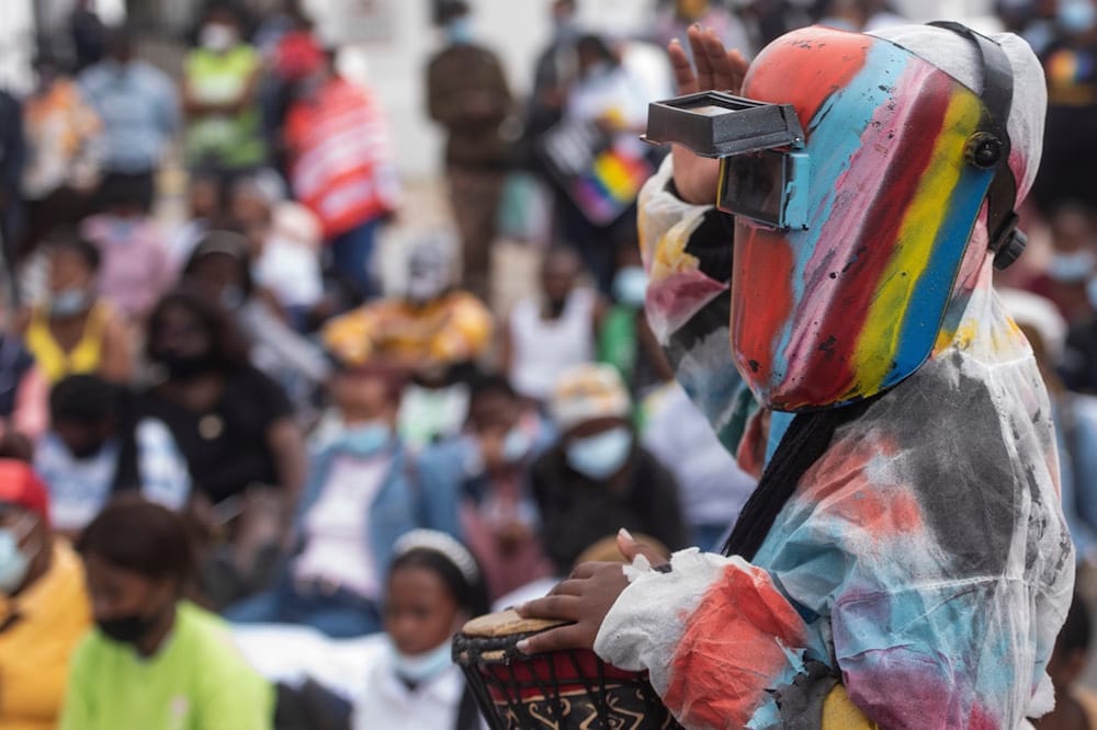 Cape Town, Afrique du Sud, le 26 avril 2021. Des manifestants devant le Parlement lors de la campagne End Queer and Trans Hate (Stop à l’homophobie et à la transphobie). Gallo Images / Brenton Geach