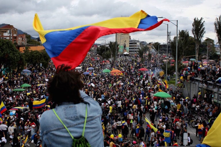 Un manifestante con una bandera Colombiana durante una protesta del Paro Nacional contra el gobierno de Duque, en Bogotá, Colombia, el 15 de mayo de 2021, Leonardo Munoz/VIEWpress