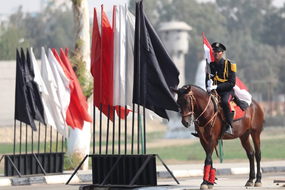 صورة تم التقاطها خلال جولة إرشادية نظمتها خدمات المعلومات الحكومية المصرية، تظهر ضابط شرطة على حصانه في سجن طرة ، القاهرة، بتاريخ 11 تشرين الثاني 2019. (الصورة من: محمد الشاهد / الوكالة الفرنسية عبر Getty Images).