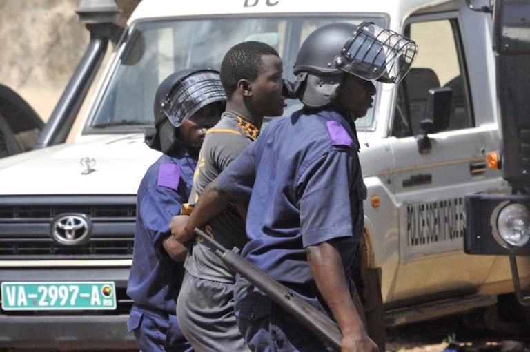 Des forces de sécurité retennient un prisonnier qui a essayé d'échapper, à Conakry, Guinée, le 9 novembre 2015, CELLOU BINANI/AFP via Getty Images