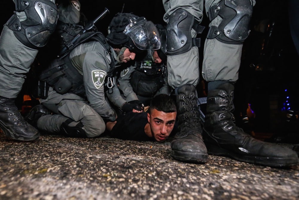 القوات الإسرائيلية تعتقل فلسطينيا في حي الشيخ جراح، خلال مظاهرة احتجاجية على خطة الحكومة الإسرائيلية لإجبار بعض العائلات الفلسطينية على مغادرة منازلهم في القدس الشرقية، 5 أيار 2021. (الصورة من: مصطفى الخروف / وكالة الأناضول عبر Getty Images).