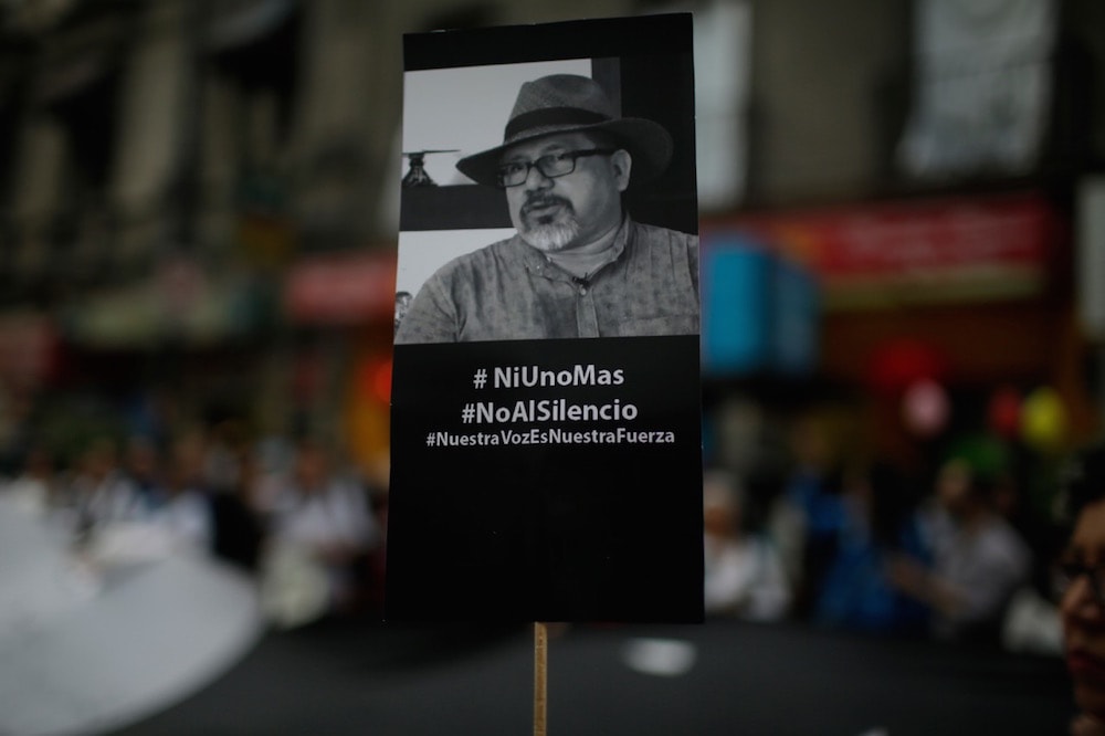 Un imagen del periodista asesinado Javier Valdez Cárdenas, durante una protesta contra la violencia contra periodistas, en la ciudad de México, México, el 15 de junio de 2017, Miguel Tovar/LatinContent via Getty Images