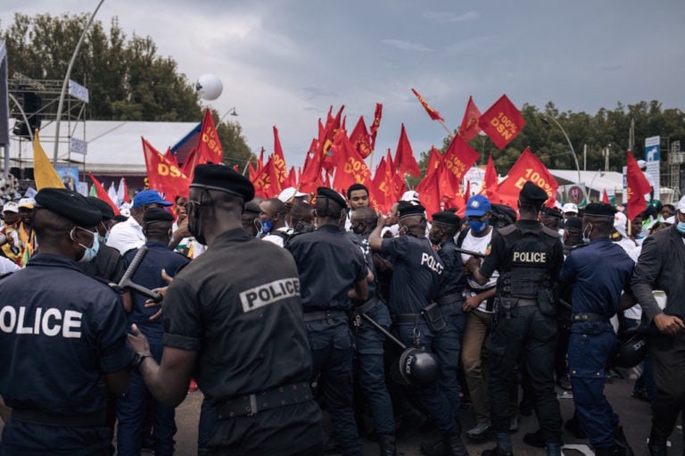 Des policiers encerclent des sympathisants du Président Denis Sassou Nguesso, pendant un rassemblement de campagne électorale, Brazzaville, République du Congo, le 19 mars 2021, ALEXIS HUGUET/AFP via Getty Images