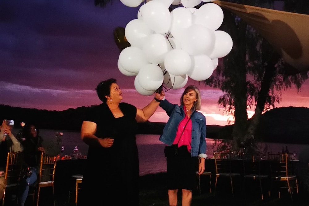 Windhoek, Namibie, le 3 mai 2021. Le lâcher de 30 ballons dans le ciel par Zoe Titus (à gauche) et Gwen Lister (à droite) pour marquer la clôture non officielle de la Conférence de la Journée mondiale de la liberté de la presse (WPFD) organisée par l’ UNESCO. Photo : Guy Berger