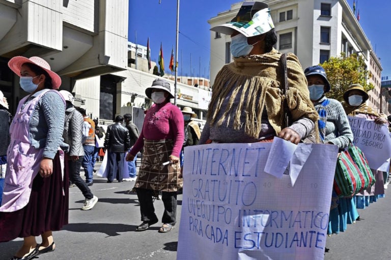 Unas madres exigen acceso al internet y equipos para cada estudiante, durante la pandemia COVID-19, en La Paz, Bolivia, el 10 de mayo de 2021, AIZAR RALDES/AFP via Getty Images