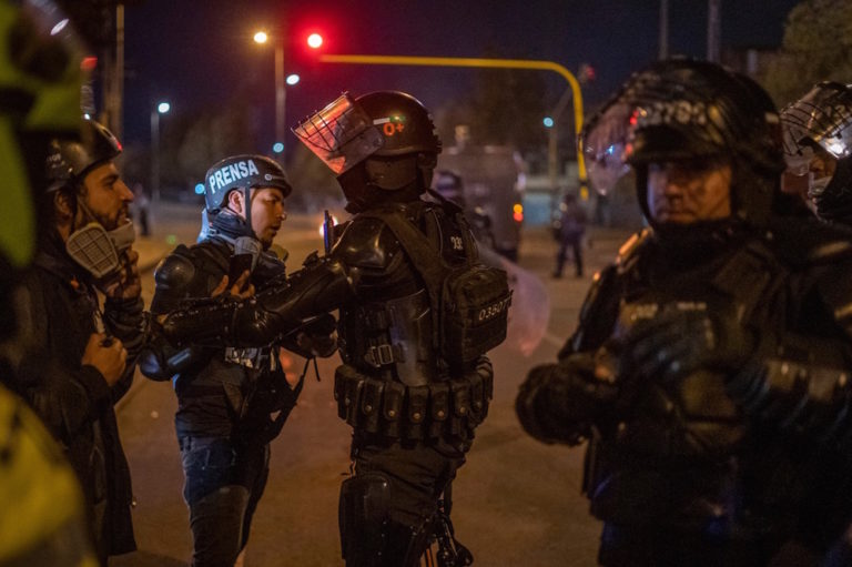 Agentes del Escuadrón Móvil Antidisturbios (ESMAD) les impiden a unos periodistas cubrir las protestas, durante el Paro Nacional, en Bogotá, Colombia, el 25 de mayo de 2021, Diego Cuevas/Vizzor Image/Getty Images