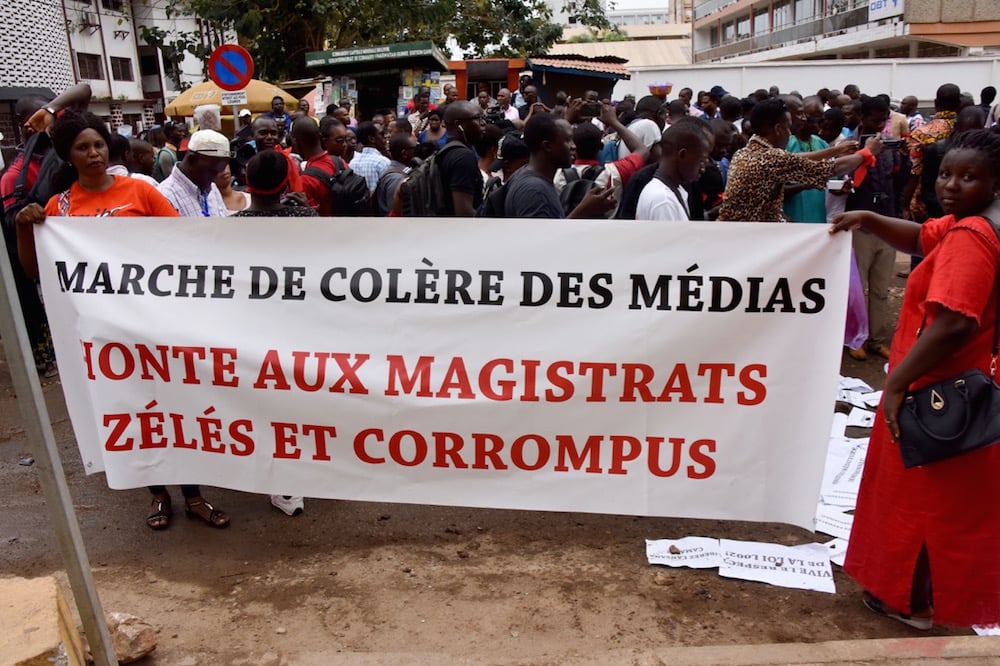 Une manifestation des journalistes contre l'arrestations de leurs collègues, Conakry, Guinée, le 2 avril 2019, CELLOU BINANI/AFP via Getty Images Une manifestation des journalistes contre l’arrestations de leurs collègues, Conakry, Guinée, le 2 avril 2019, CELLOU BINANI/AFP via Getty Images