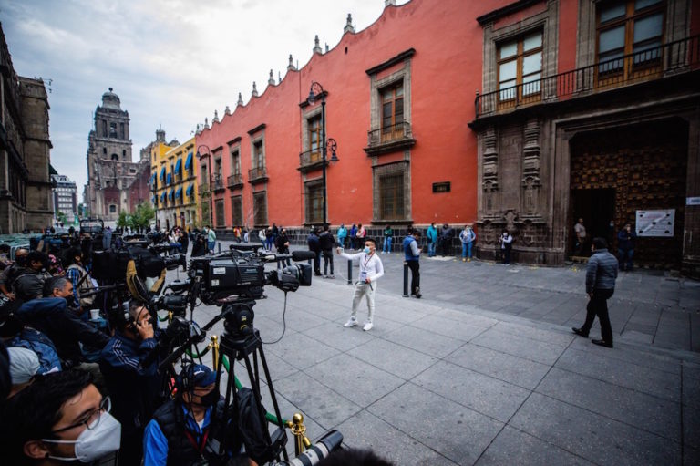 Miembros de la prensa esperan afuera de un lugar de votación donde el Presidente Andrés Manuel López Obrador iba a votar, en la Calle Moneda, Ciudad de México, México, el 6 de junio de 2021, Manuel Velasquez/Getty Images