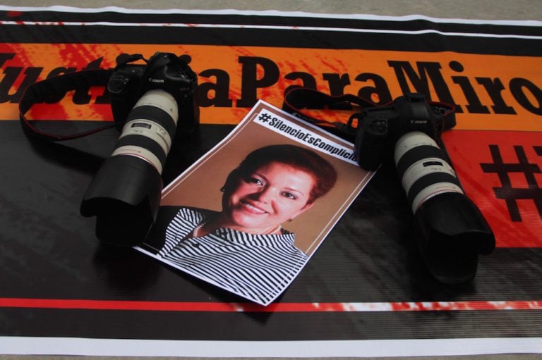 Unos periodistas conmemoran el segundo aniversario del asesinato de su colega Miroslava Breach Velducea, en Ciudad Juárez, México, el 23 de marzo de 2019, HERIKA MARTINEZ/AFP via Getty Images