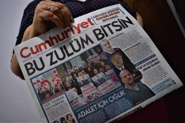 La couverture du quotidien "Cumhuriyet" porte une photo de journalistes poursuivis en justice dans le cadre de la législation anti-terroriste, Ankara, Turquie, le 9 mars 2018, Altan Gocher/NurPhoto via Getty Images