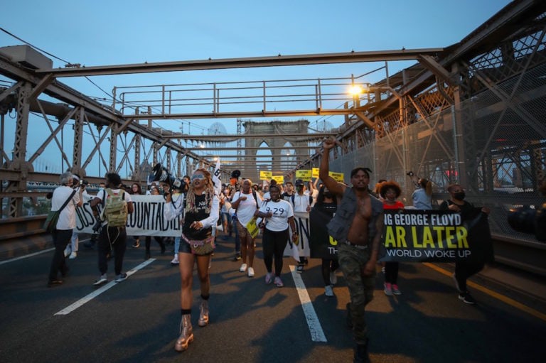 Una protesta por el movimiento Las Vidas Negras en el aniversario del asesinato de George Floyd, en el puente Brooklyn, Nueva York, el 25 de mayo de 2021, Tayfun Coskun/Anadolu Agency via Getty Images