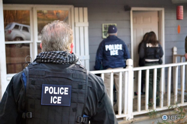 Agentes del Servicio de Control de Inmigración y Aduanasa (U.S. Immigration and Customs Enforcement) vigilan una casa, en Atlanta, Georgia, el 9 de febrero de 2017, Bryan Cox/U.S. Immigration and Customs Enforcement via Getty Images