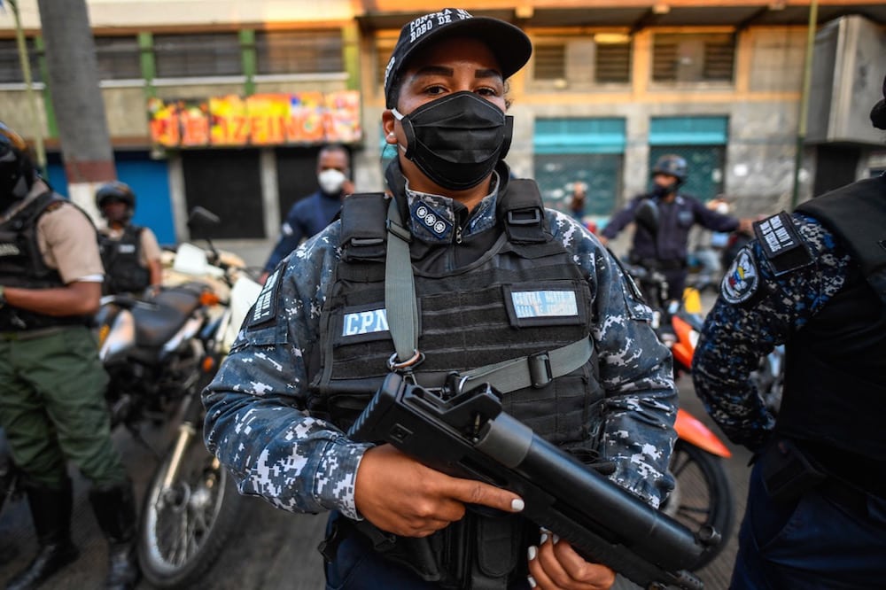 Un agente de policía durante la pandemia de coronavirus, en Los Teques, Venezuela, el 20 de marzo de 2021, FEDERICO PARRA/AFP via Getty Images