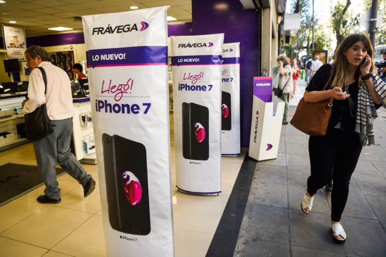 Unas banderolas en una tienda de electrónicos anuncian la llegada de un nuevo iPhone, en Buenos Aires, Argentina, el 7 de abril de 2017, EITAN ABRAMOVICH/AFP via Getty Images