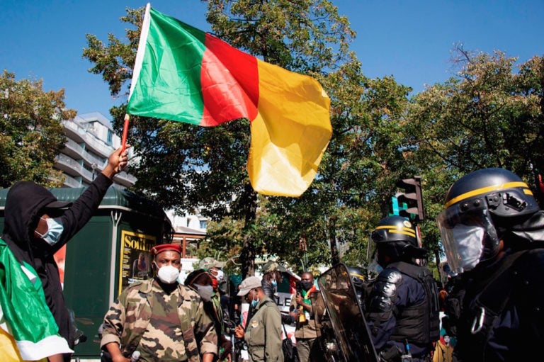 Un homme agite un drapeau camerounais, pendant une manifestation contre le gouvernement du Cameroun, à Paris, France, le 22 septembre 2020, -/AFP via Getty Images