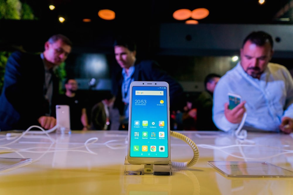 Un hombre mira a un teléfono móvil, en una tienda de electrónicos, en Santiago, Chile, 5 de diciembre de 2018, Agencia Makro/Getty Images