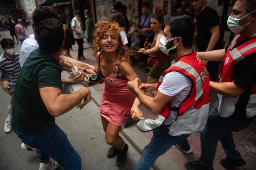 Manifestantes son detenidos por la policía en el centro de Estambul, Turquía, el 26 de junio de 2021, cuando cientos de activistas LGBTQI+ desafiaron una prohibición e intentaron organizar un evento de orgullo gay. BÜLENT KILIÇ / AFP a través de Getty Images