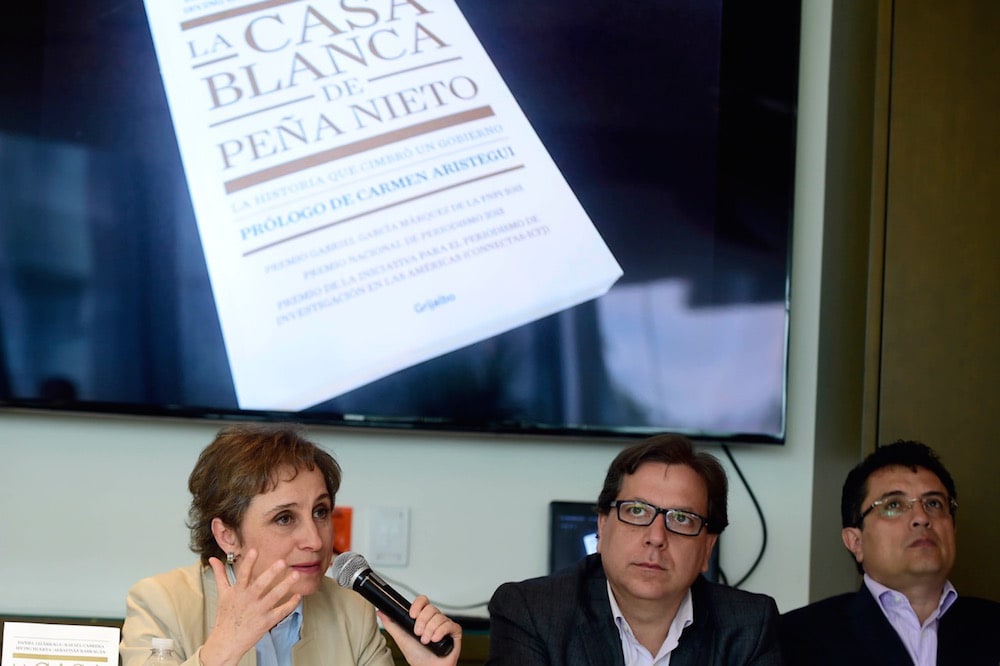 El periodista Daniel Lizárraga (a la derecha) participa en una conferencia de prensa en las oficinas del Editorial Group Random House Mondadori, después de la publicación del libro "“La Casa Blanca de Enrique Peña Nieto”, en la Ciudad de México, México, el 21 de julio de 2016, ALFREDO ESTRELLA/AFP via Getty Images