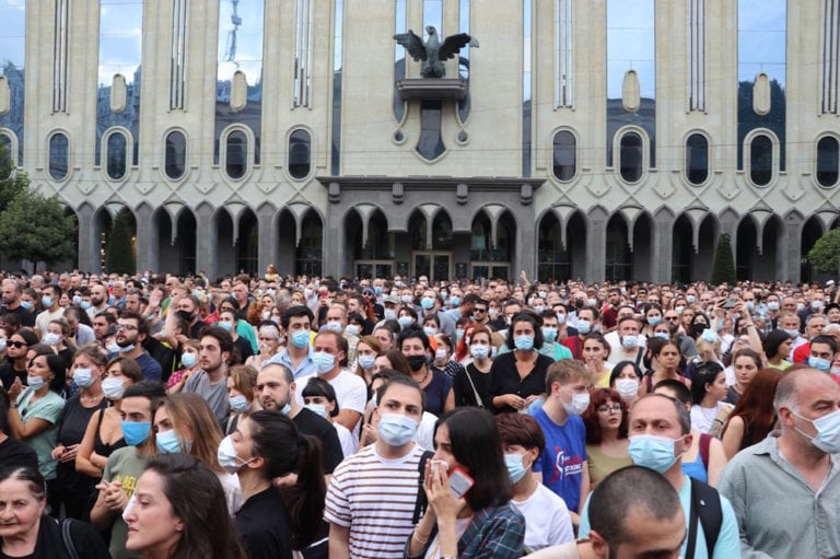 Des milliers de manifestants devant le parlement à Tbiliss, Géorgie, le 11 juillet 2021, après la mort du caméraman Aleksandr "Lekso" Lashkarava, six jours après avoir été grièvement blessé alors qu’il couvrait des contre-manifestations d’extrême-droite homophobes. Davit Kachkachishvili/Anadolu Agency via Getty Images