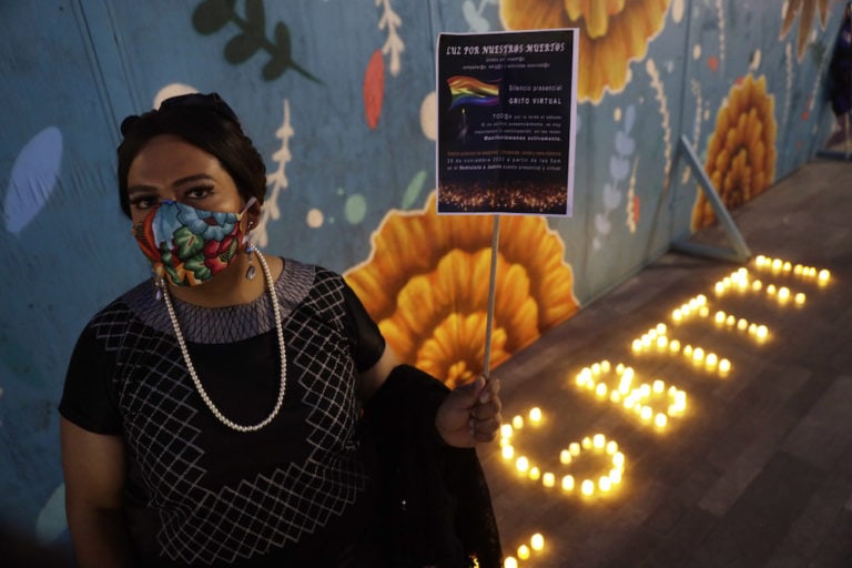 Una persona participa en una protesta para denunciar la violencia contra la comunidad LGBTQI+, en la Ciudad de México, México, el 28 de noviembre de 2020, Luis Cortes / Eyepix Group/Barcroft Media via Getty Images