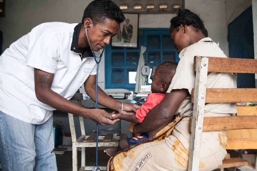 Un docteur examine un enfant sous-alimenté, dans le village de Imongy, Tsihombe, Madagascar, le 4 mars 2015, RIJASOLO/AFP via Getty Images