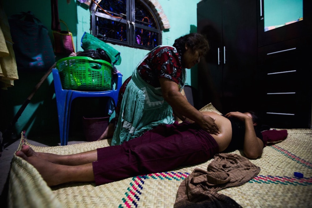 Una partera examina una mujer embarazada, en la comunidad indígena de Nahua, en Alto Balsas, Estado de Guerrero, México, el 14 de agosto de 2020, Cristian Leyva/NurPhoto via Getty Images