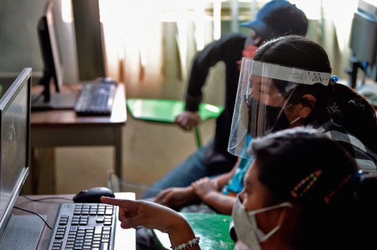 Una mujer participa en una clase de computación por el internet, en Chimalhuacan, México, el 24 de febrero de 2021, ALFREDO ESTRELLA/AFP via Getty Images