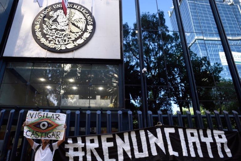 Unos manifestantes denuncian el espionaje por parte del gobierno en contra de periodistas y personas defensoras de derechos humanos, en la Ciudad de México, México, el 23 de junio de 2017, ALFREDO ESTRELLA/AFP via Getty Images