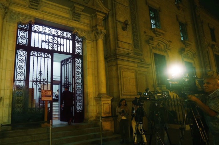 Unos periodistas esperan afuera del Consejo de Ministros, en Lima, Perú, el 14 de diciembre de 2017, THEO CABIZ/AFP via Getty Images