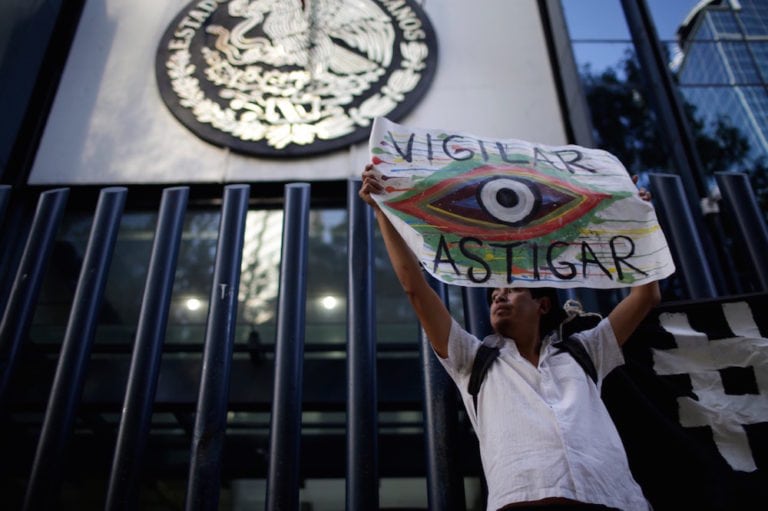 Un activista sostiene un cartel en una manifestación de protesta por denuncias de espionaje gubernamental a periodistas y defensores de derechos humanos frente a la Procuraduría General en Ciudad de México, México, el 23 de junio de 2017, Miguel Tovar/LatinContent vía Getty Images