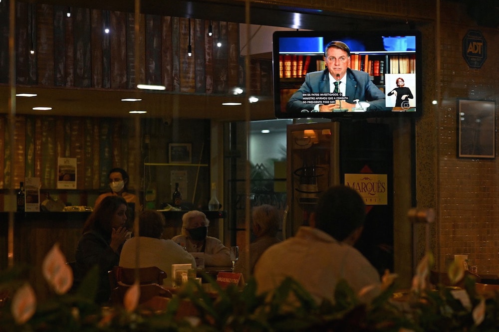 El presidente Jair Bolsonaro aparece en televisión durante un programa noticiario, en Rio de Janeiro, Brasil, el 4 de agosto de 2021, ANDRE BORGES/AFP via Getty Images