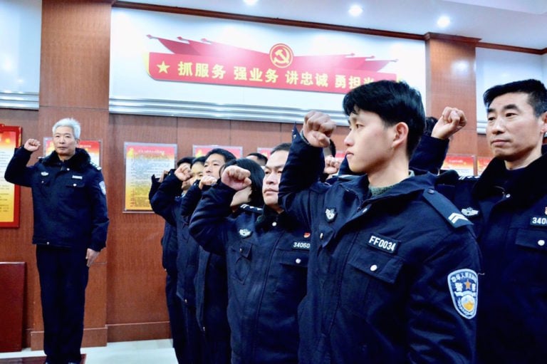 Des policiers judiciaires dans un tribunal en la ville de Huaibei, la province d’Anhui, Chine, le 10 janvier 2021, Xinhua/Xinhua via Getty Images