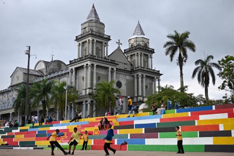 Unos jovenes juegan al fútbol en frente de una iglesia, en Quibdo, Departamento de Chocó, Colombia, el 13 de noviembre de 2019, RAUL ARBOLEDA/AFP via Getty Images