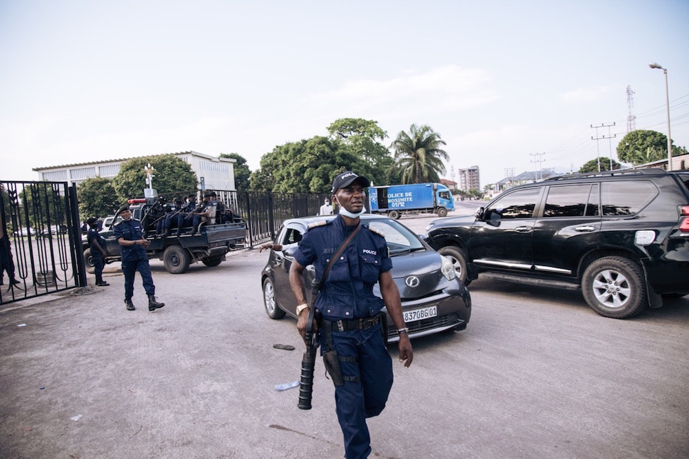 Des policiers devant le Parlement, à Kinshasa, République démocratique du Congo, le 8 décembre 2020, ALEXIS HUGUET/AFP via Getty Images