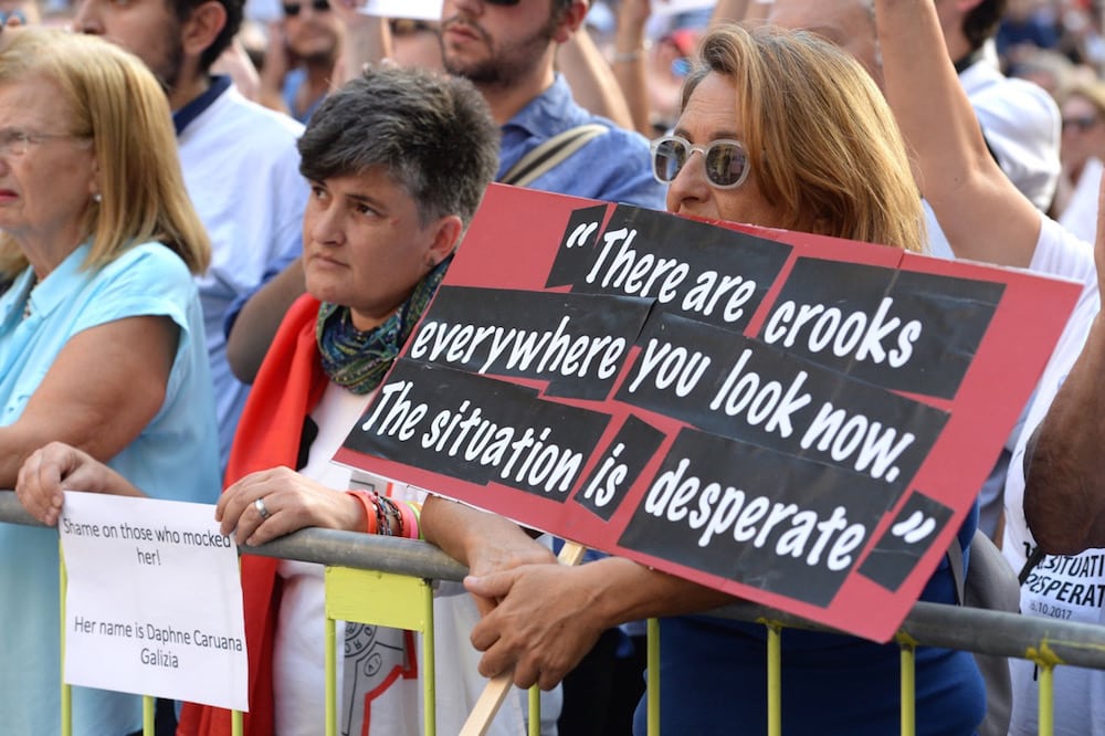 Una mujer sostiene una pancarta con una cita de la periodista maltesa asesinada y bloguera anticorrupción Daphne Caruana Galizia durante una manifestación para exigir justicia por su asesinato. La Valeta, Malta, el 22 de octubre de 2017, MATTHEW MIRABELLI / AFP vía Getty Images