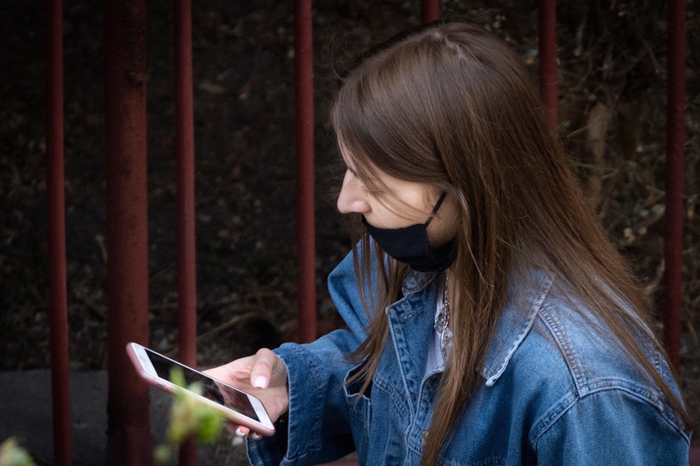 Una mujer mira su teléfono, en Varsovia, Polonia, el 28 de abril de 2020, Jaap Arriens/NurPhoto