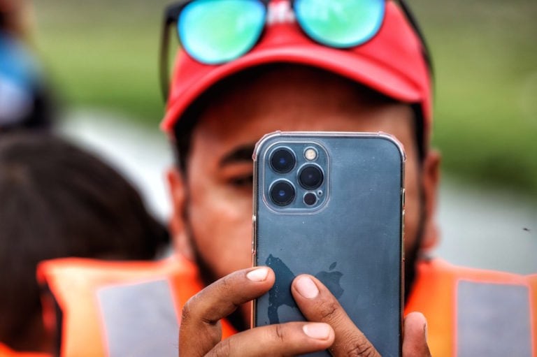 Un hombre utliza un iPhone durante una visita al lago Wular, en Jammu y Cachemira, India, el 20 de mayo de 2021, Nasir Kachroo/NurPhoto via Getty Images