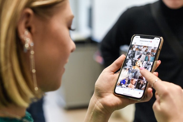 Una mujer con influencia en las redes sociales mira su teléfono en el Día Internacional de Internet Seguro (Safer Internet Day), resaltando la seguridad de niños y niñas, en Berlín, Alemania, el 11 de febrero de 2020, Jens Kalaene/picture alliance via Getty Images