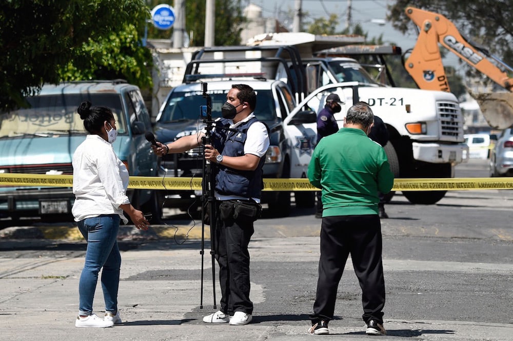 Un periodista entrevista a una mujer buscando información sobre su sobrina desaparecida, en la municipalidad de Atizapan de Zaragoza, México, el 20 de mayo de 2021, ALFREDO ESTRELLA/AE/AFP via Getty Images