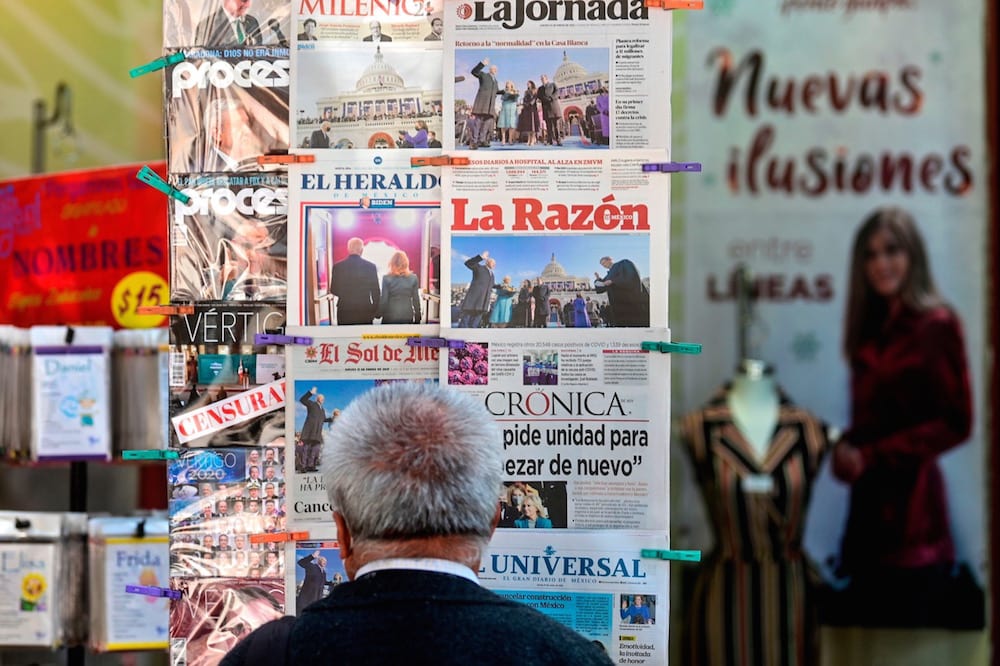 Un hombre mira las portadas de varios diarios en un quiosco, en la Ciudad de México, México, el 21 de enero de 2021, PEDRO PARDO/AFP via Getty Images