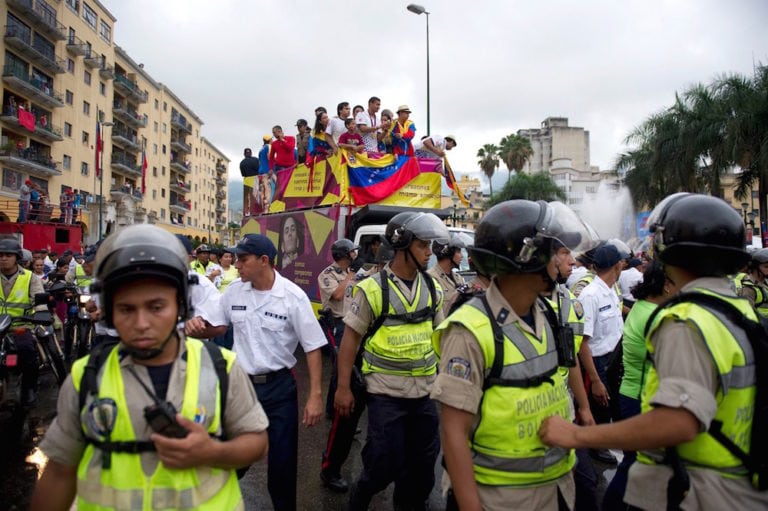 Unos atletas venezolanos que participaron en los Juegos Olímpicos Tokio 2020 saluden a sus seguidores, en Caracas, Venezuela, el 6 de agosto de 2021, JUAN BARRETO/AFP/GettyImages