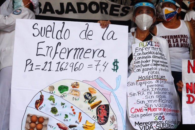 Una enfermera participa en una protesta demandando mejoras salariales y vacunas para trabajadores de salud, en Caracas, Venezuela, el 27 de julio de 2021, Javier Campos/NurPhoto