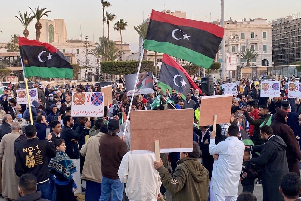 مئات الأشخاص ينظمون احتجاجًا للمطالبة بإجراء انتخابات على الفور لإنهاء الفترة الانتقالية، في طرابلس، ليبيا، 5 مارس 2022.