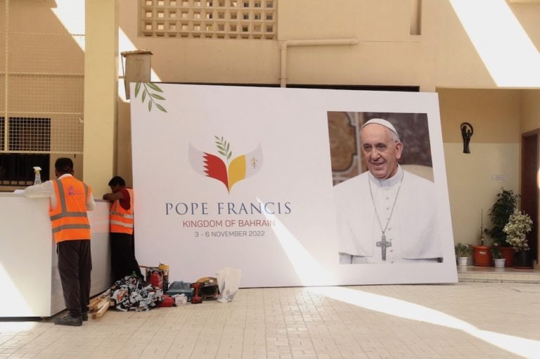 ملصق يحمل صورة البابا فرانسيس قبل زيارته كنيسة القلب المقدس، في المنامة، البحرين