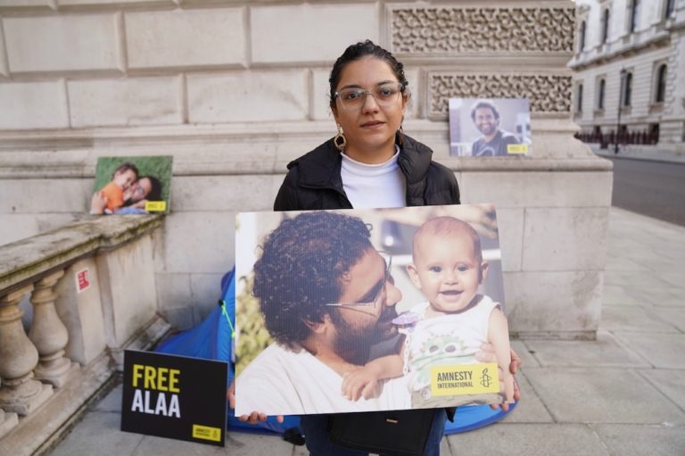 سناء سيف، شقيقة علاء عبد الفتاح، ناشط بريطاني مصري مسجون في مصر، بدأت اعتصامًا مفتوحًا خارج وزارة الخارجية البريطانية بلندن، 18 أكتوبر / تشرين الأول 2022،